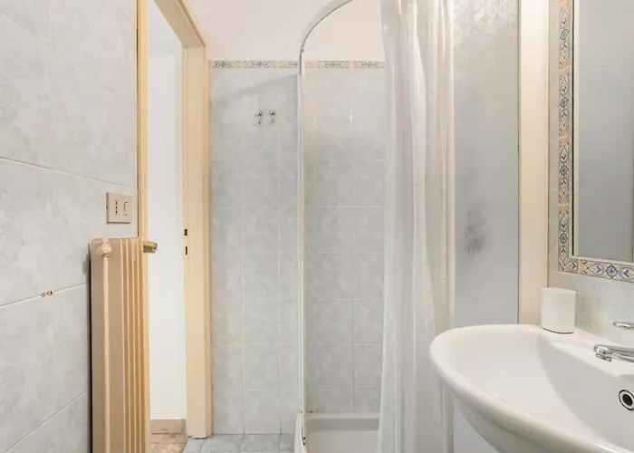 Guesthost - Close To The