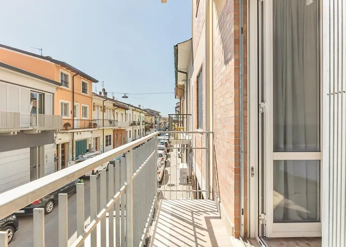 Guesthost - Close To The